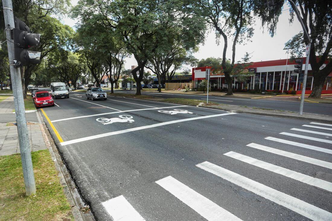 Em Curitiba, há cruzamentos com faixas para motos, conhecidas como motocaixas, em semáforos