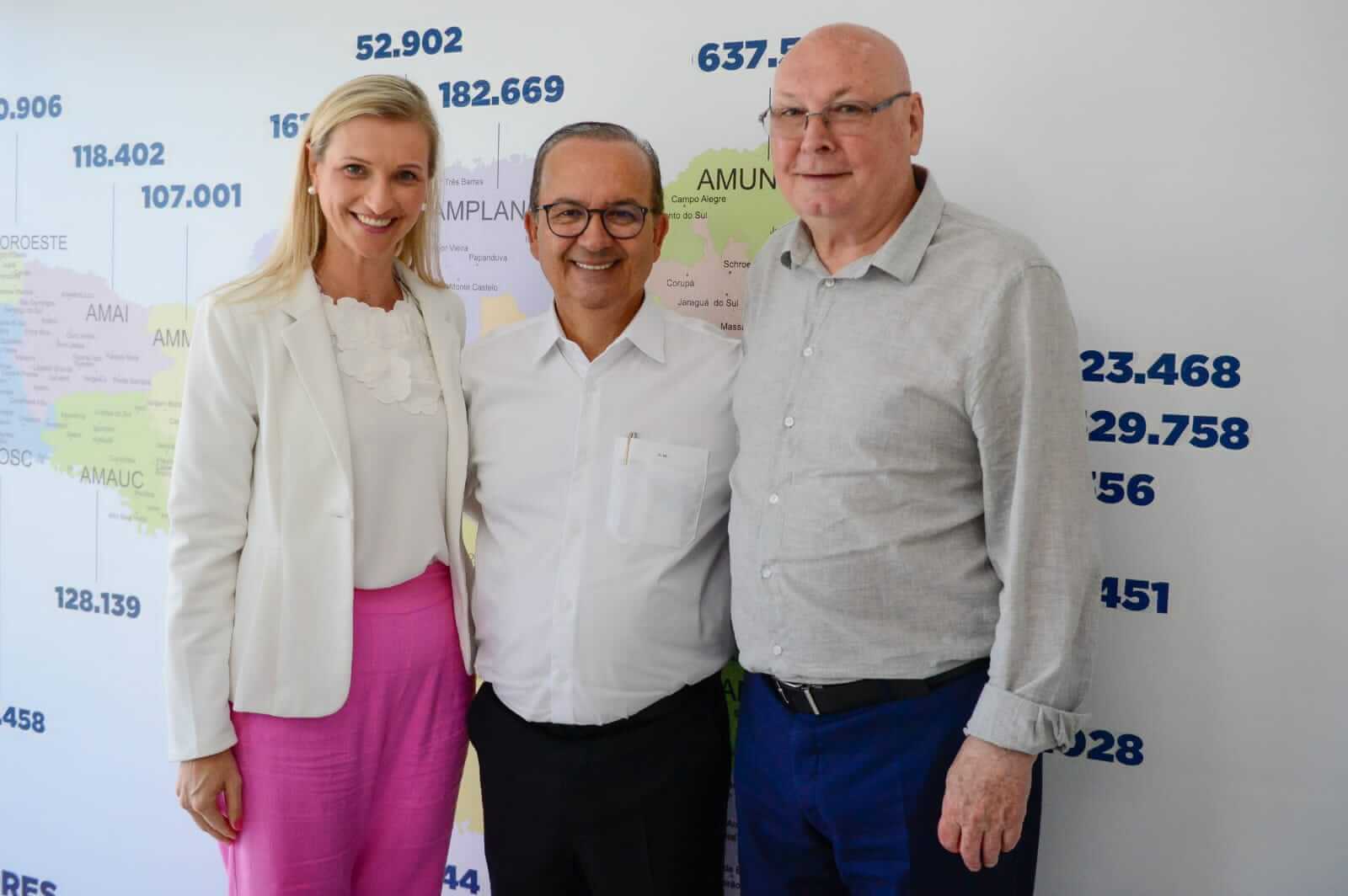 Patrícia Lueders ao lado de Jorginho Mello e Aristides Cimadon