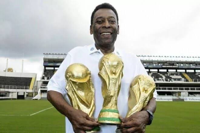 pele-com-as-tres-tacas-de-copa-do-mundo