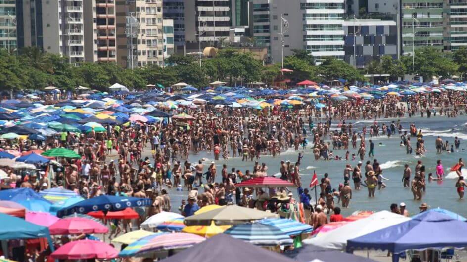 Praia Central lotada na manhã desta quinta-feira (29)