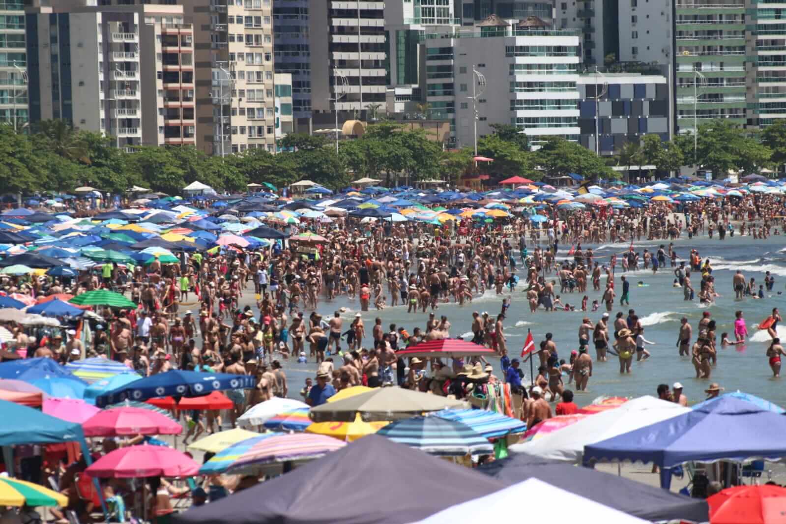 Praia Central lotada na manhã desta quinta-feira (29)