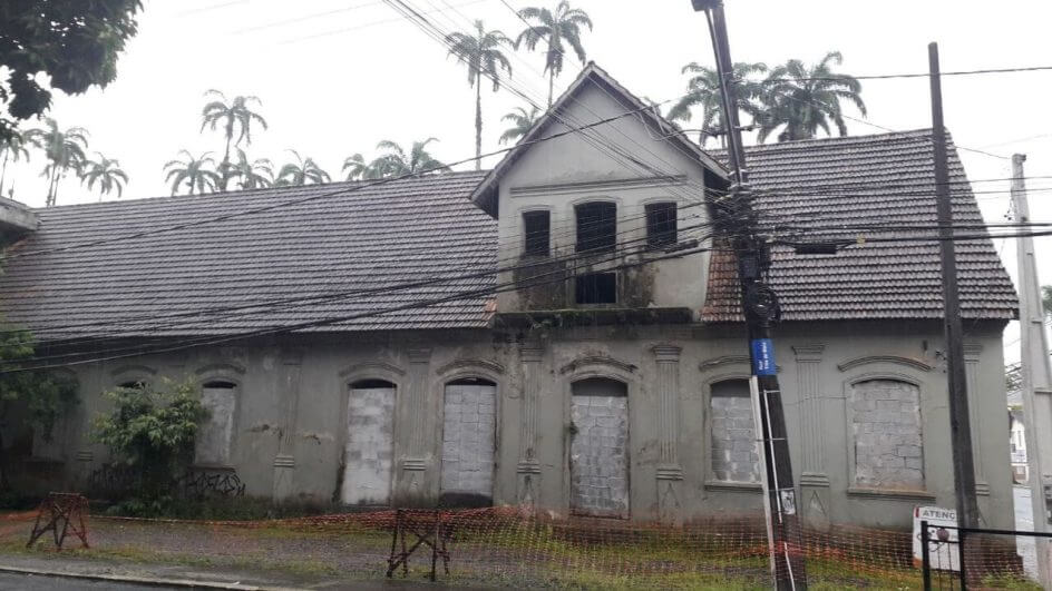 Prédio foi comprado para abrigar sede de secretaria, mas plano mudou