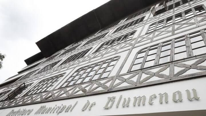 Fachada da prefeitura de Blumenau