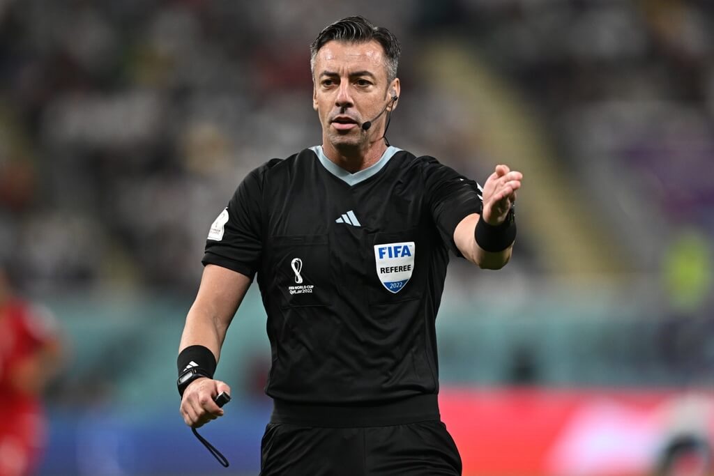 Raphael Claus apitando partida entre Inglaterra e Irã na Copa do Mundo