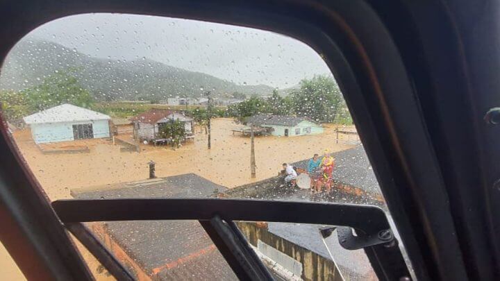 Resgate de pessoas ilhadas em Santo Amaro