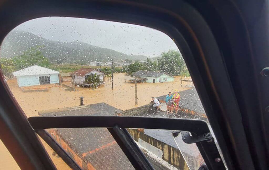 Resgate de pessoas ilhadas em Santo Amaro