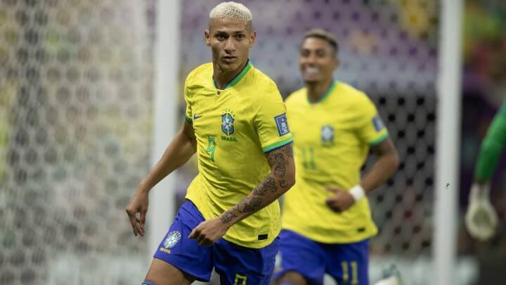 Richarlison comemora segundo gol pelo Brasil contra a Sérvia