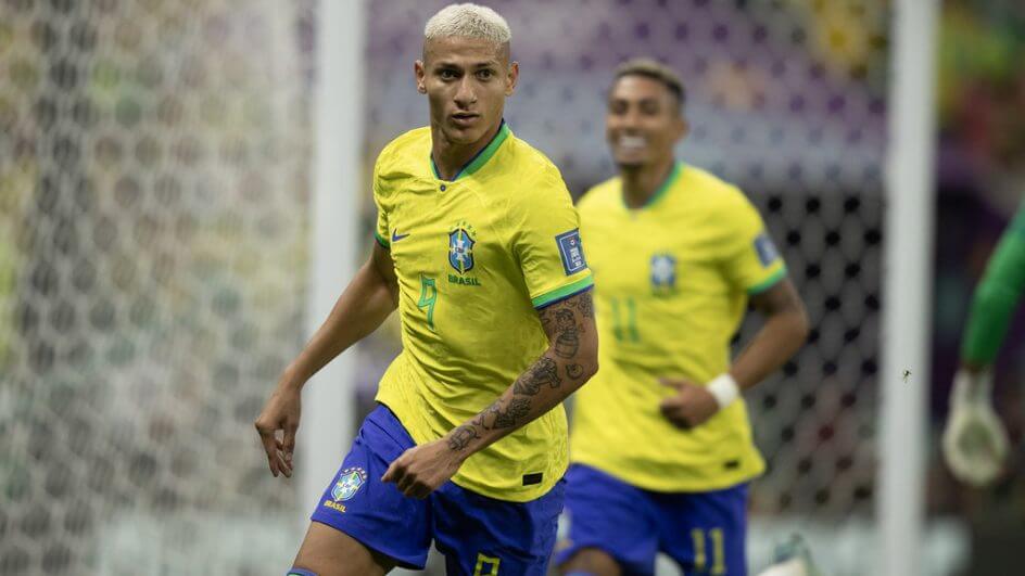 Richarlison comemora segundo gol pelo Brasil contra a Sérvia