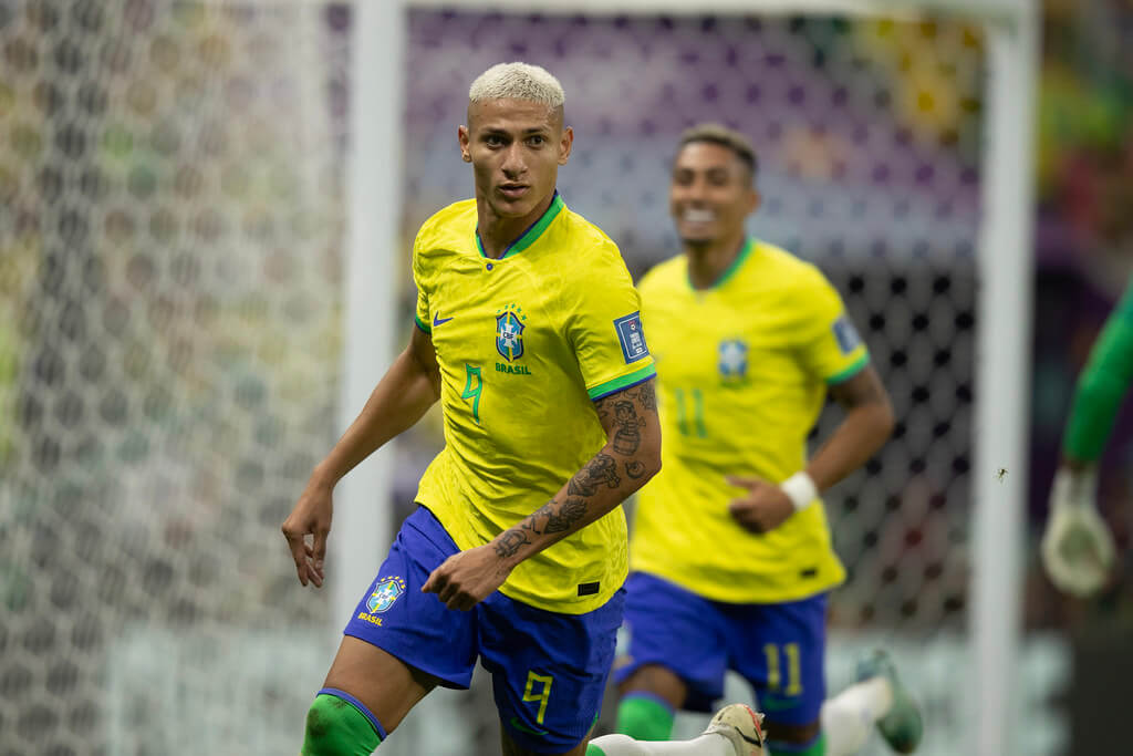 Richarlison comemora segundo gol pelo Brasil contra a Sérvia