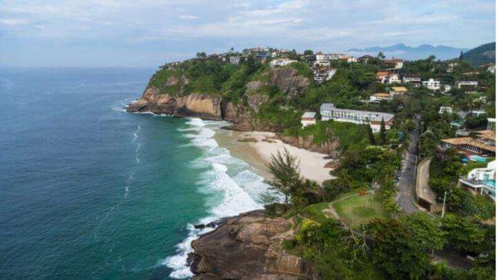 Vista da praia de joatinga, no Rio de Janeiro
