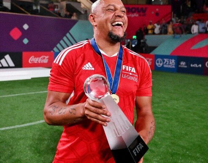Roberto Carlos segura título do torneio de lendas da Fifa