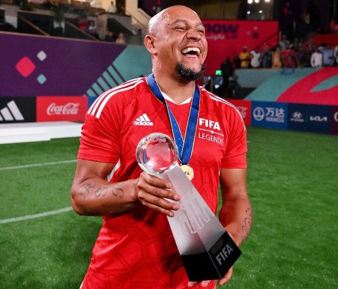 Roberto Carlos segura título do torneio de lendas da Fifa
