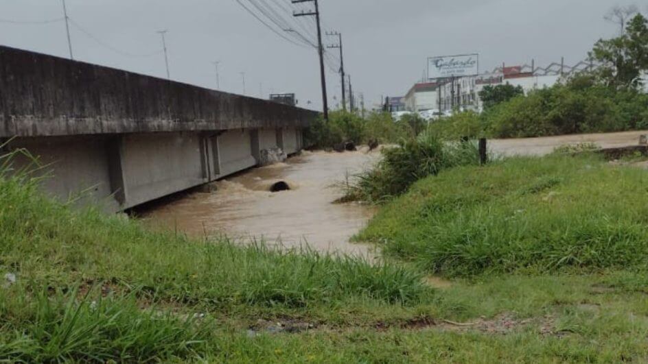 Adutora rompe em São José