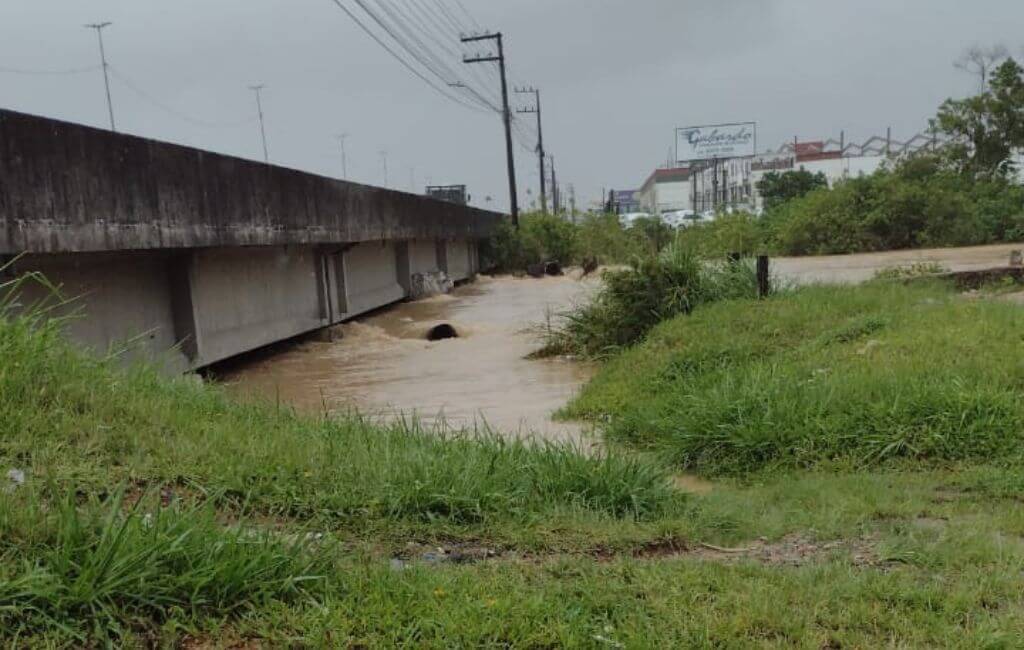 Adutora rompe em São José