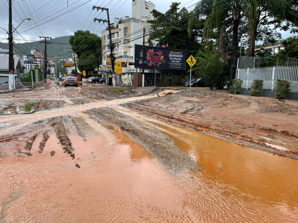 Rua alagada no Córrego Grande, em Florianópolis