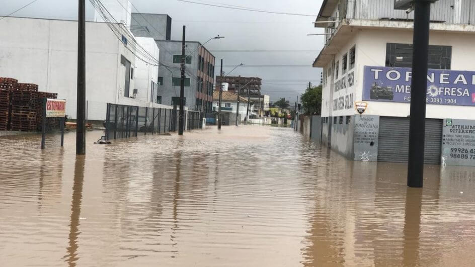 Rua Machado de Assis, em Palhoça, completamente alagada