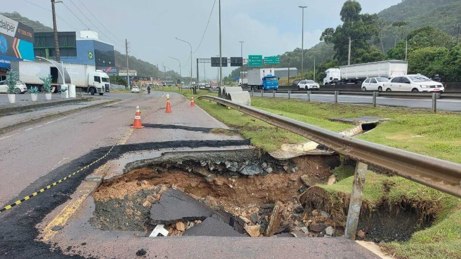 Em Balneário Camboriú parte da marginal da BR-101 cedeu com a chuva