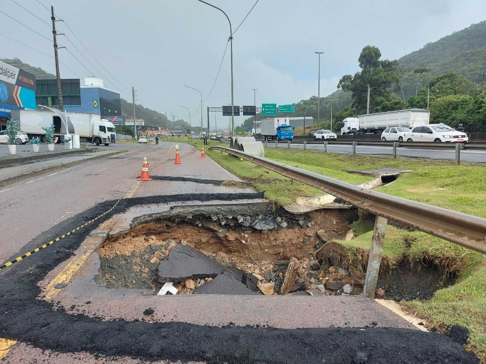 Em Balneário Camboriú parte da marginal da BR-101 cedeu com a chuva