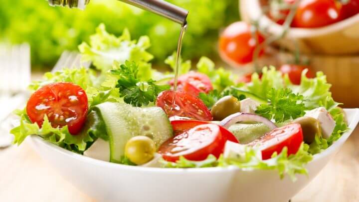 Salada de alface, tomates, pepino, cebola e azeitona dentro do bowl branco