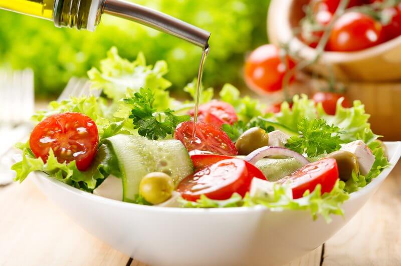 Salada de alface, tomates, pepino, cebola e azeitona dentro do bowl branco