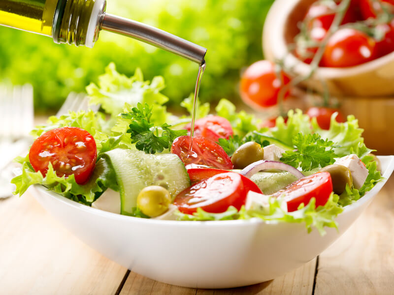 Salada de alface, tomates, pepino, cebola e azeitona dentro do bowl branco