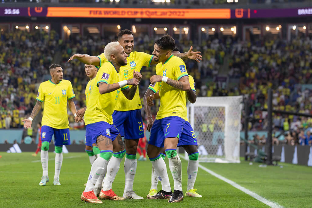 Neymar e Paquetá dançam em comemoração ao quarto gol do Brasil contra a Coreia do Sul