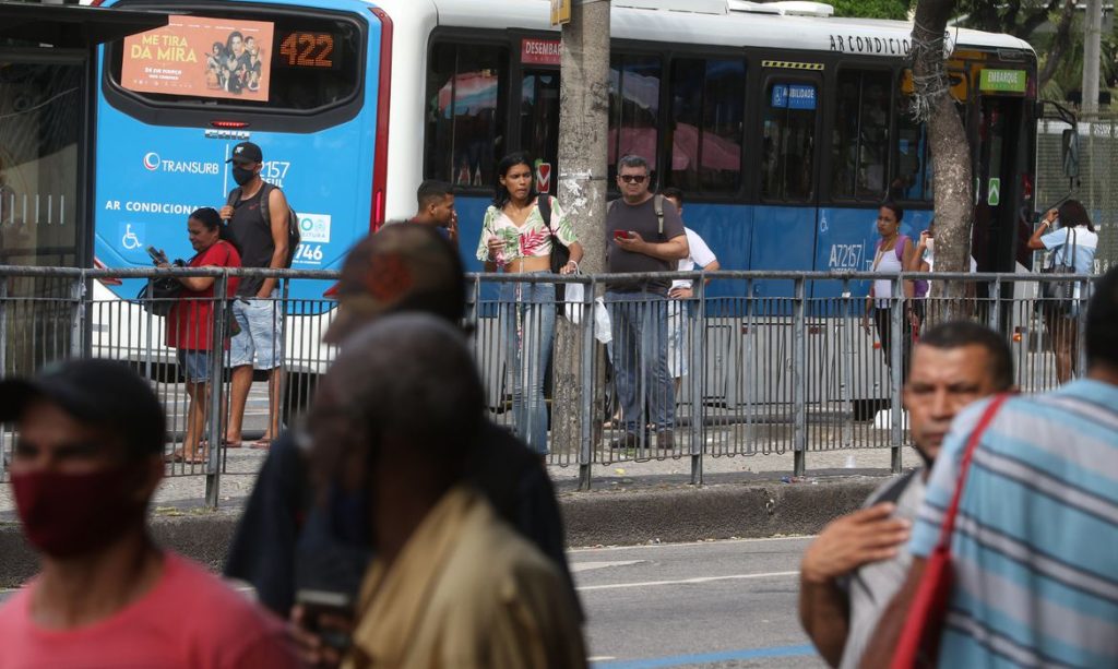 Transportes recuam 1,8%, revela o IBGE