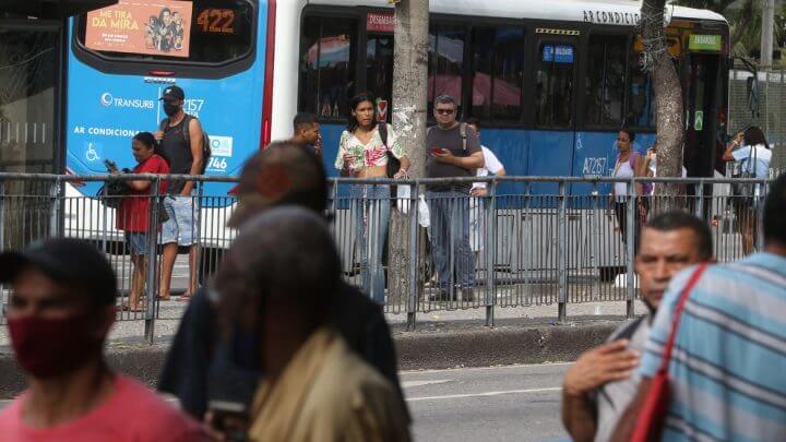 Transportes recuam 1,8%, revela o IBGE