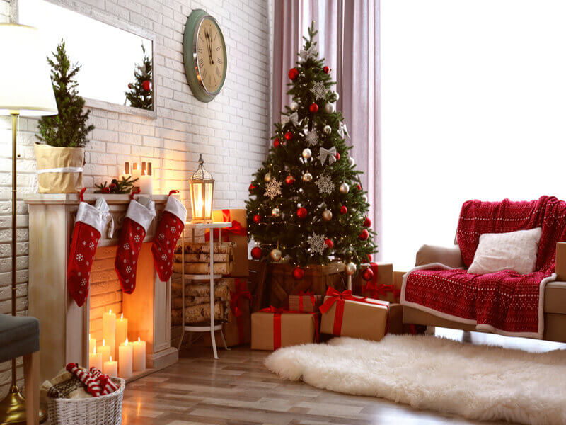 Sala de estar com árvore de natal poltrona e lareira