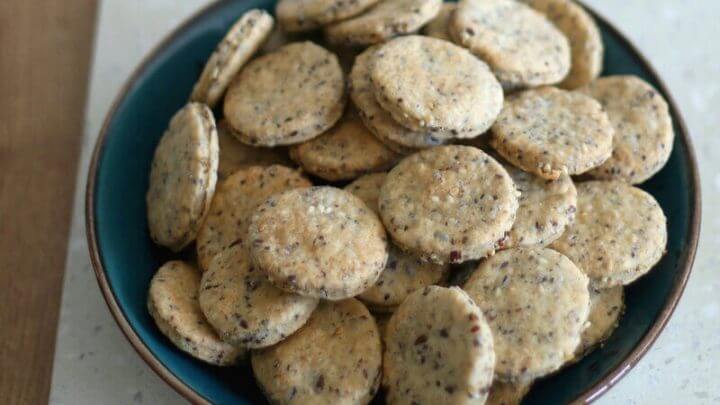 Prato verde com biscoitos com chia empilhados