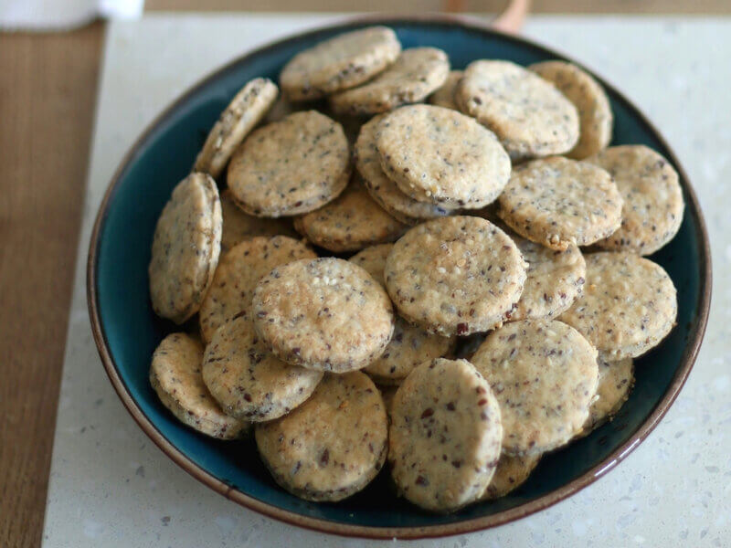 Prato verde com biscoitos com chia empilhados