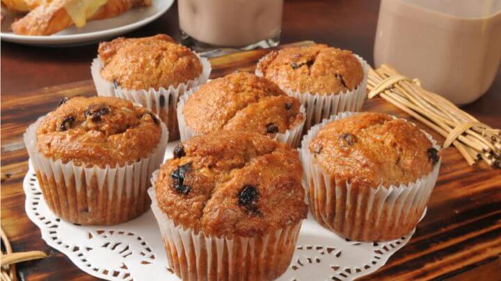 Muffins em cima de um prato branco