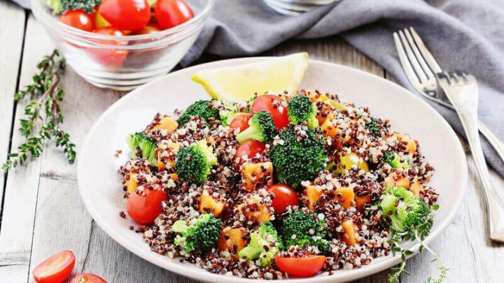 Prato branco com quinoa, brócolis e tomate