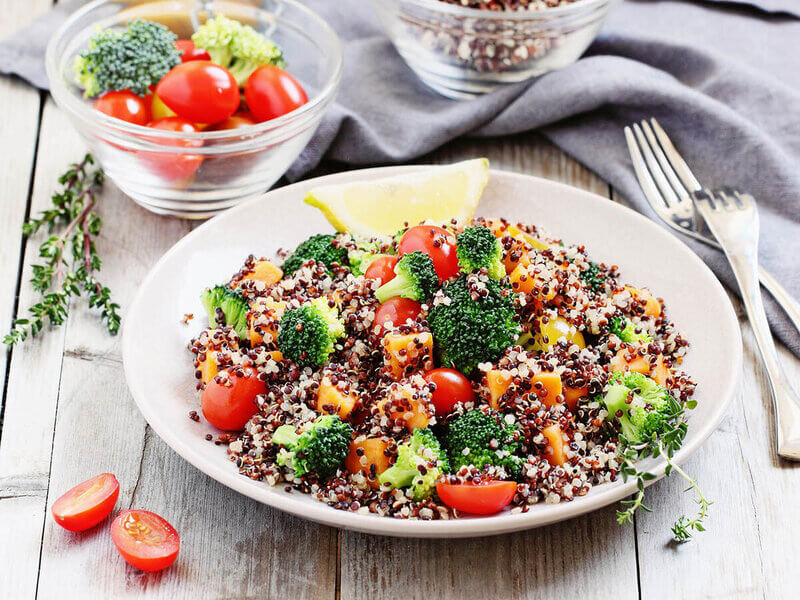 Prato branco com quinoa, brócolis e tomate