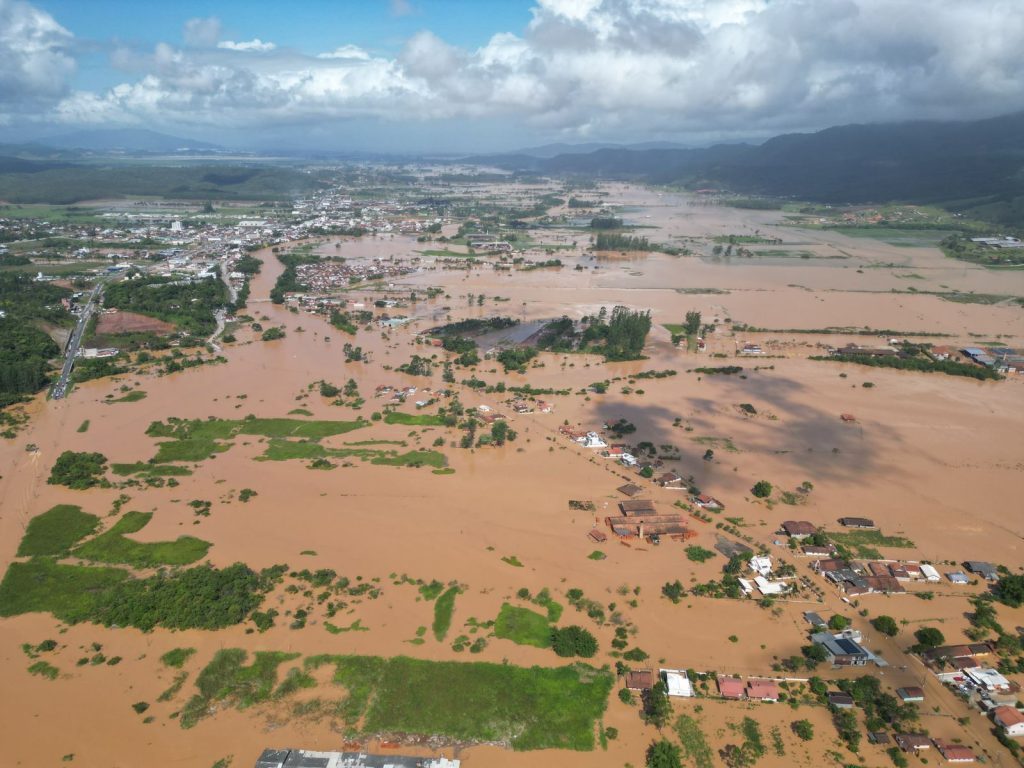 Cidades da Grande Florianópolis sofrem com alagamentos desde a noite de quarta-feira