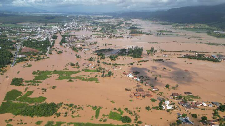 Cidades da Grande Florianópolis sofrem com alagamentos desde a noite de quarta-feira