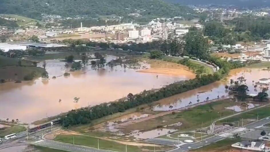 Santo Amaro da Imperatriz, na Grande Florianópolis, ficou alagada