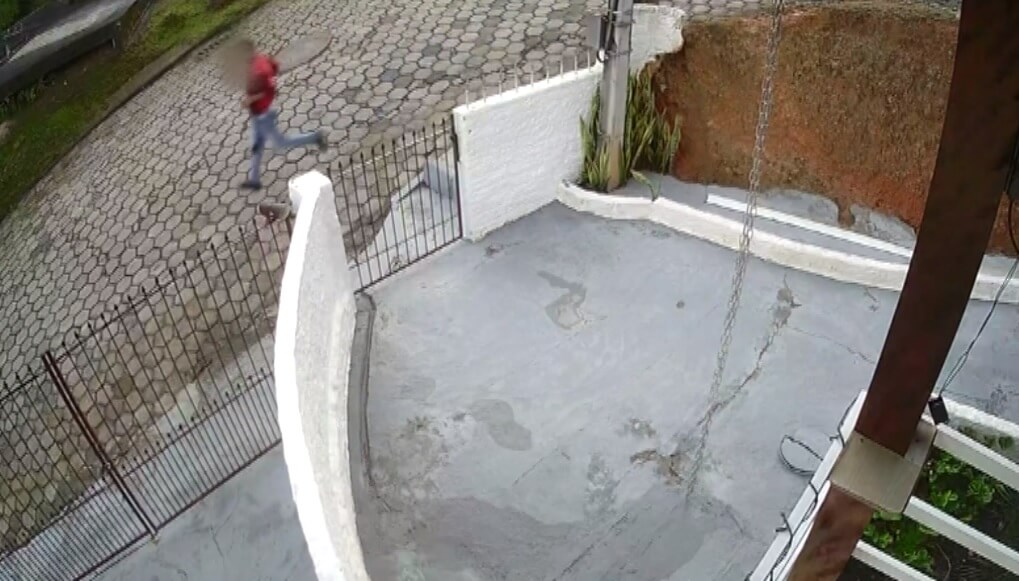 Homem fugiu a pé