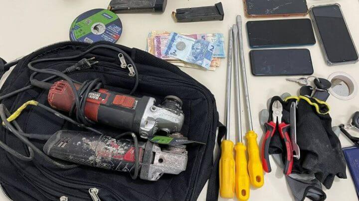 Itens apreendidos com suspeitos de assalto no Estreito (Fernanda Moro, NSC TV)