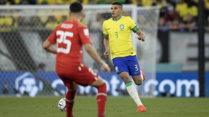 Thiago Silva jogando como capitão em Brasil contra a Suíça