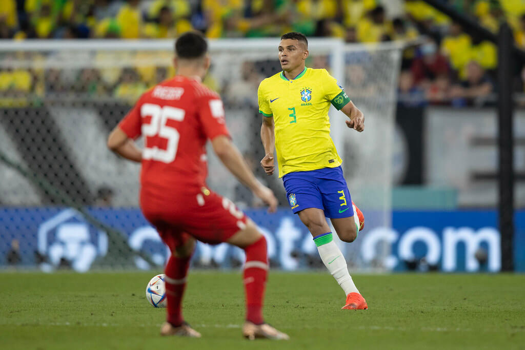 Thiago Silva jogando como capitão em Brasil contra a Suíça