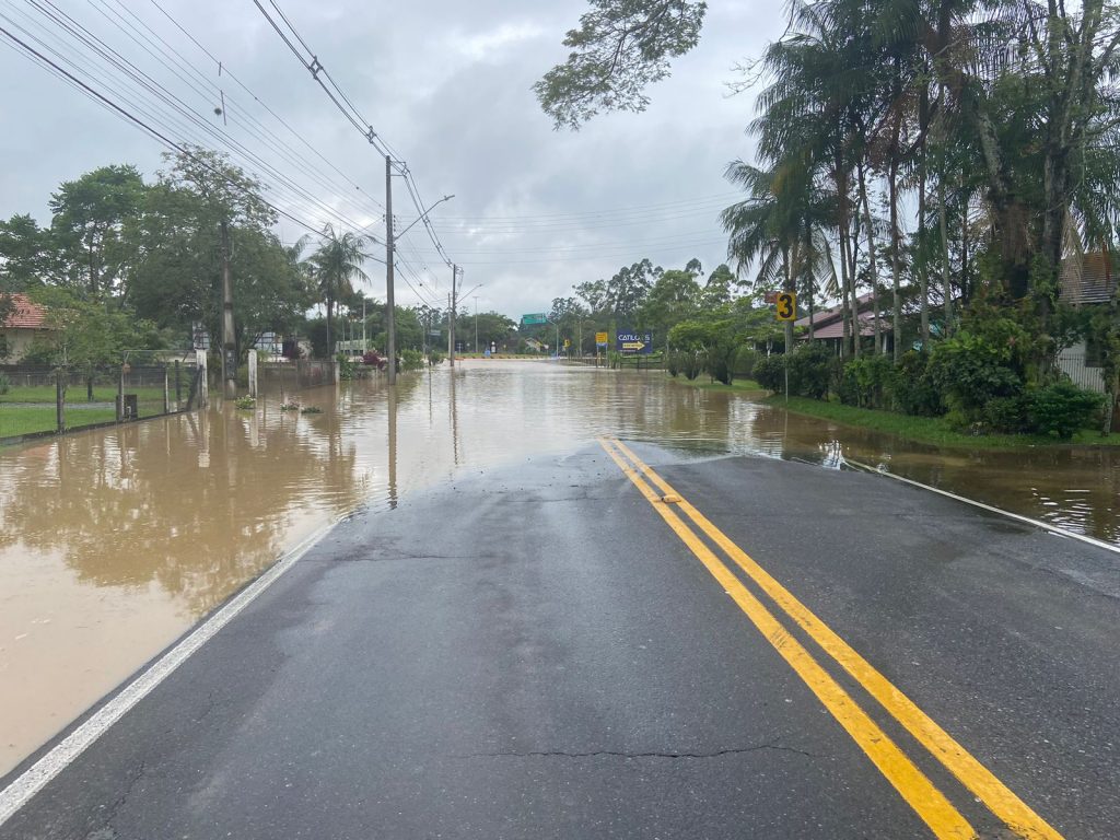 Chuva volta a provocar alagamento em Timbó