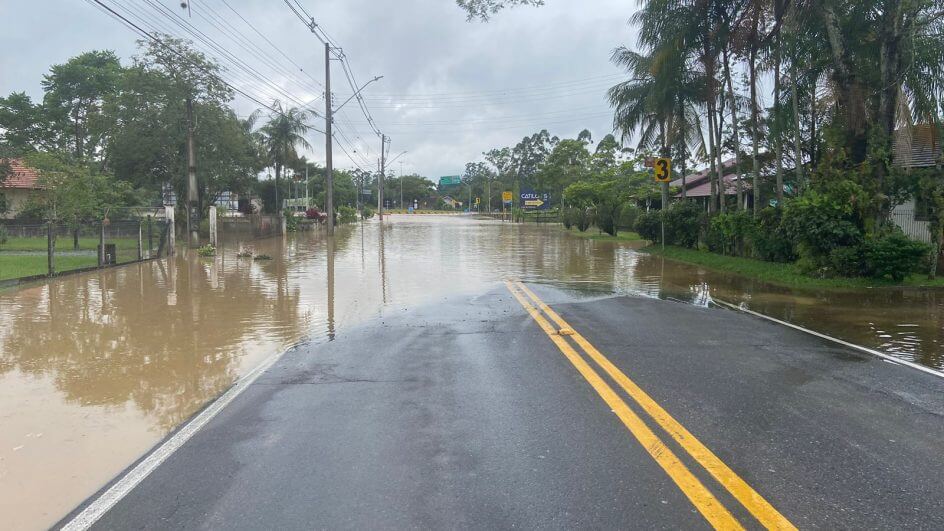 Chuva volta a provocar alagamento em Timbó