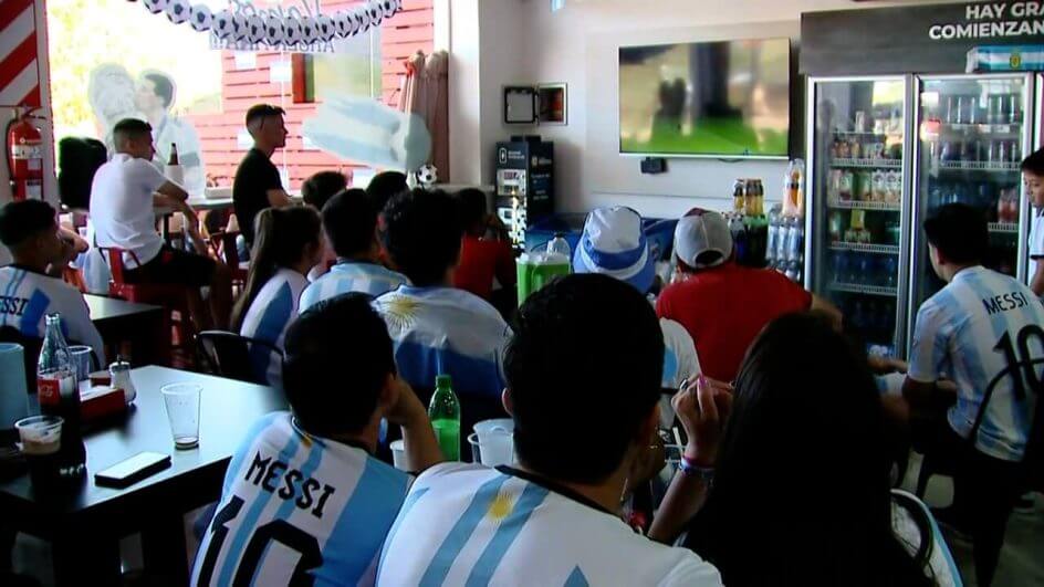 Argentinos acompanham partida contra a Croáciana fronteira de Brasil com Argentina
