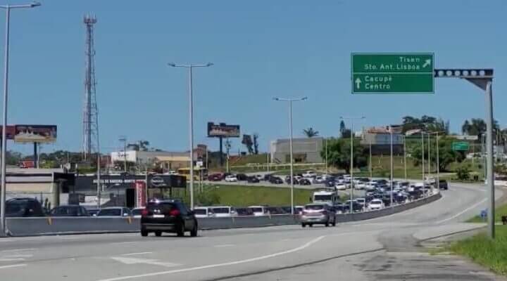 Movimento na SC-401, em Santo Antônio de Lisboa, por volta das 10h desta sexta-feira