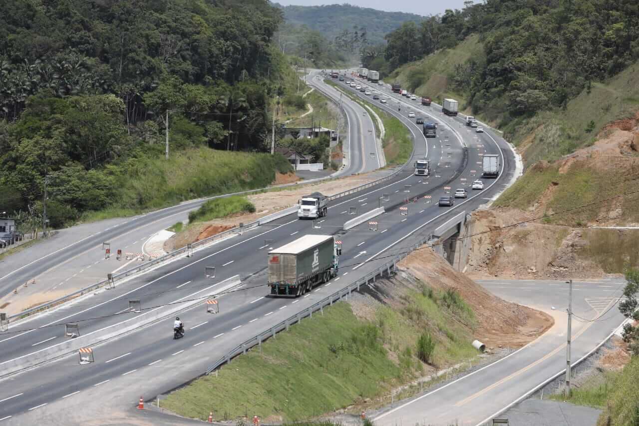 Trânsito foi liberado no local nesta segunda-feira (12)