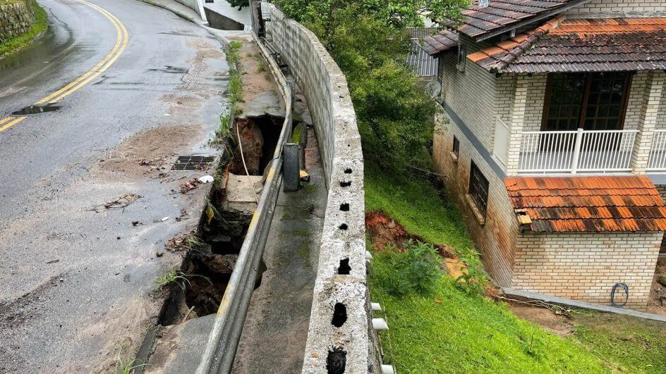 Ruas ficaram destruídas com a chuva