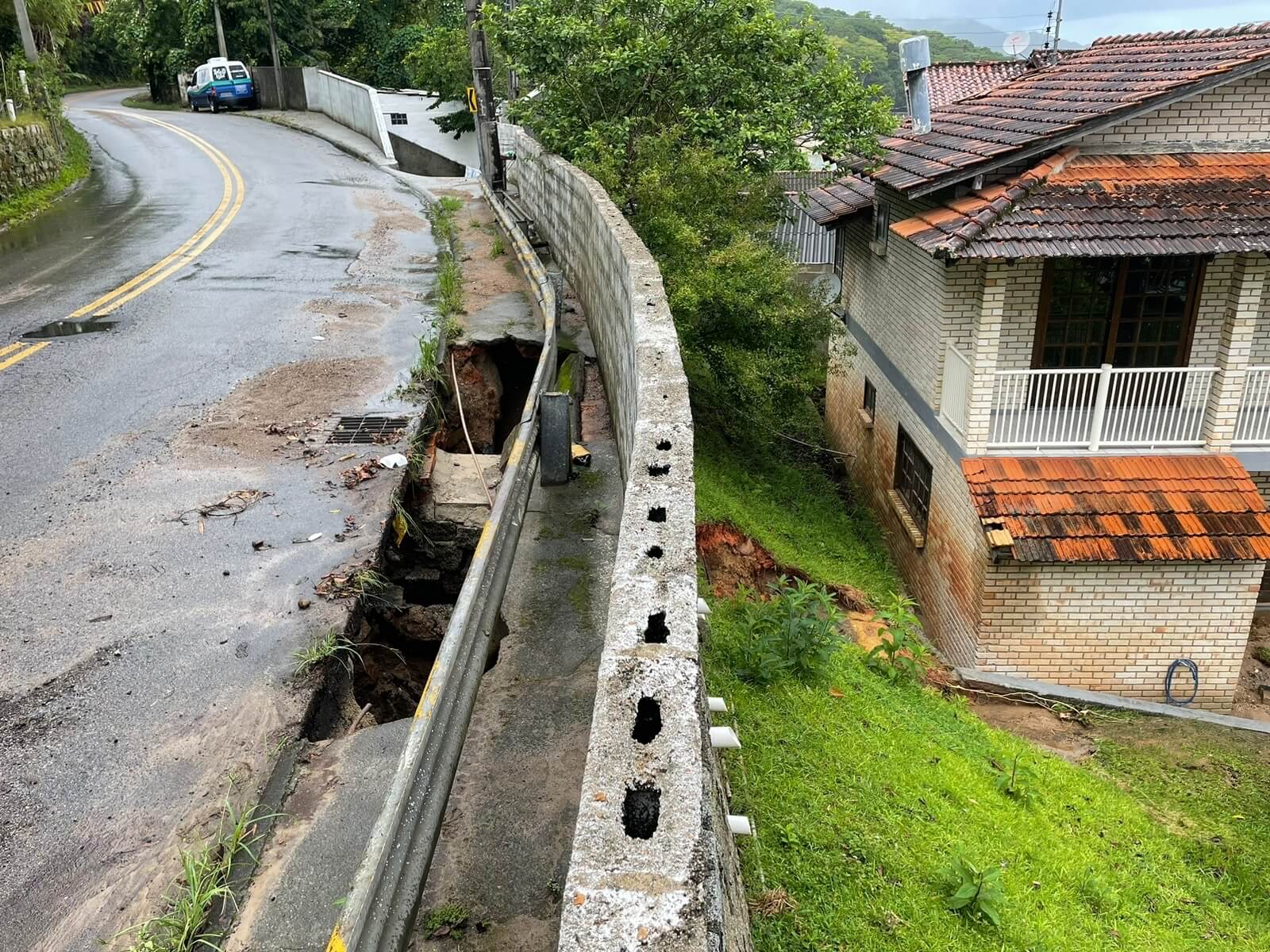 Ruas ficaram destruídas com a chuva