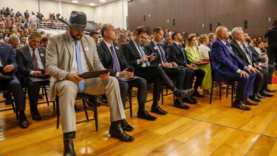 zé trovão em cerimônia de diplomação