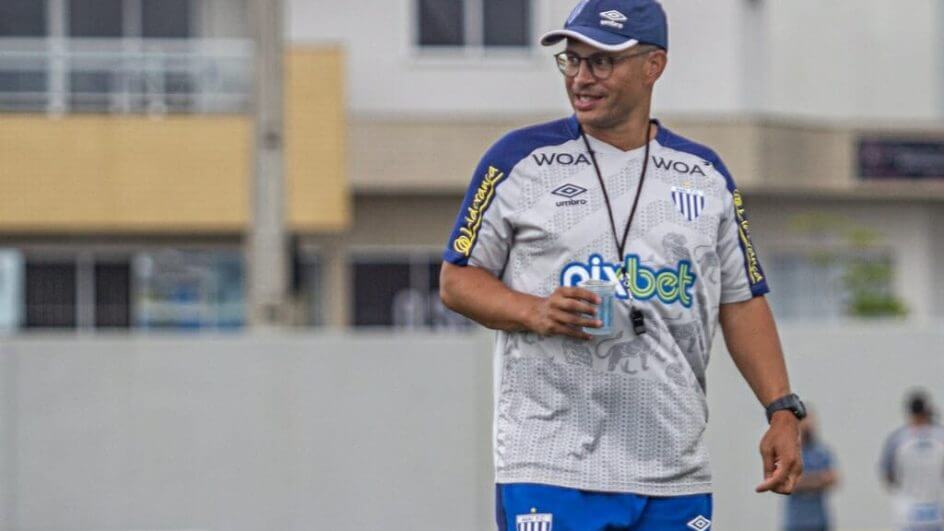 Alex de Souza tem ainda quatro dias para preparar o Avaí para o clássico